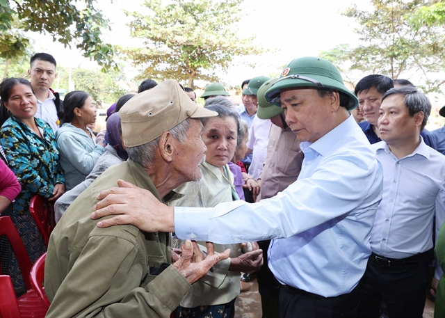 Prime Minister Nguyen Xuan Phuc visits local people in Hien Ninh Commune, Quang Ninh District, in Quang Binh Province