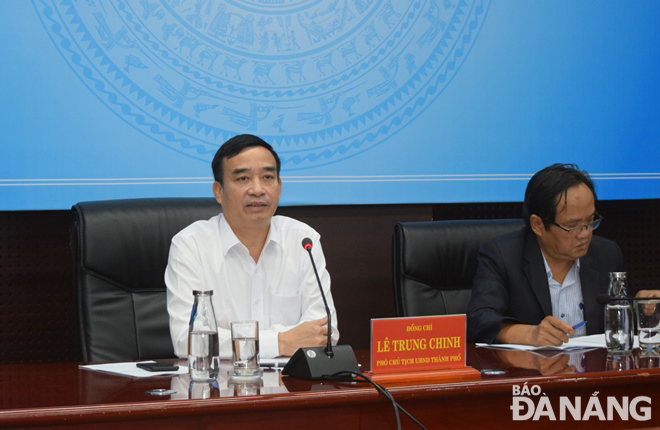 Phó Chủ tịch Thường trực UBND thành phố Lê Trung Chinh (bìa trái) chỉ đạo khẩn trương ứng phó với bão số 9. Ảnh: HOÀNG HIỆP