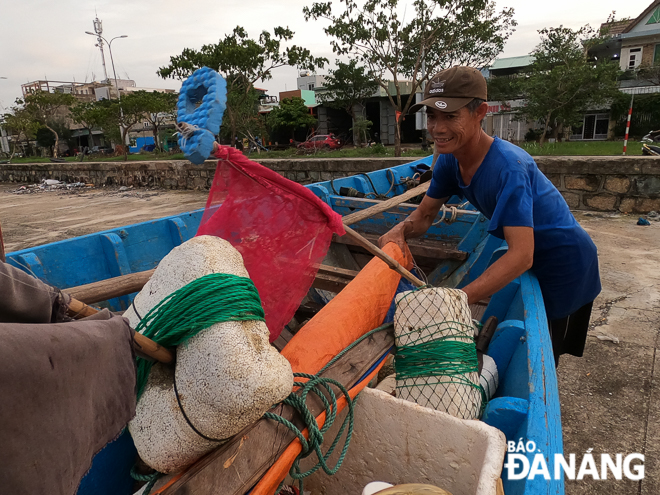 Ngư dân chèn chống vật nặng lên thuyền để tăng sức nặng, tránh thuyền bị tác động bởi nước dâng và gió bão.