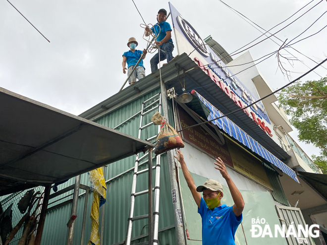 Người dân xã Hòa Tiền chèn chống nhà cửa chiều 26-10.