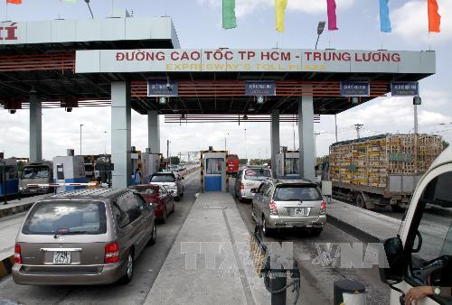 Các phương tiện lưu thông qua trạm thu phí đường cao tốc TP.Hồ Chí Minh - Trung Lương. Ảnh minh họa: Hoàng Hải/TTXVN.