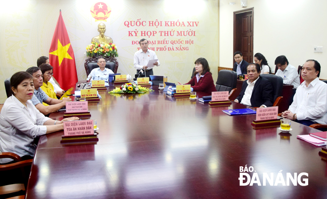 Phó Trưởng đoàn Đại biểu Quốc hội thành phố Nguyễn Bá Sơn phát biểu thảo luận trực tuyến tại điểm cầu Đà Nẵng. Ảnh: T. HUY	
