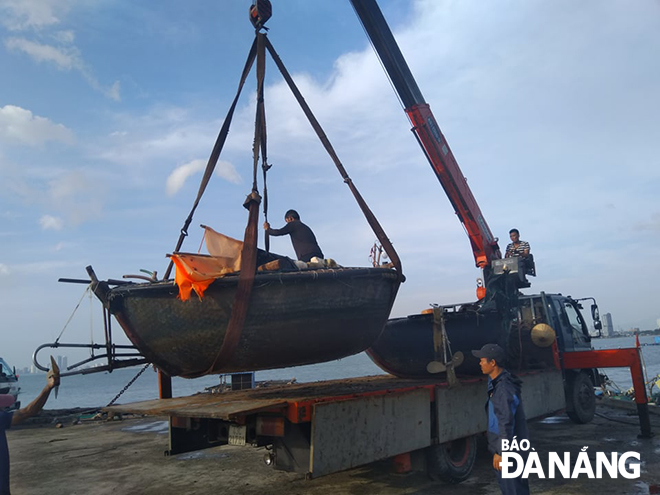 Ngư dân cẩu thuyền để bảo vệ tài sản tại Âu thuyền Thọ Quang, quận Sơn Trà. Ảnh: HOÀNG HIỆP