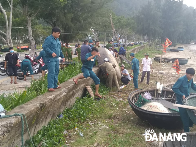 Lực lượng dân quân trên địa bàn quận Sơn Trà xuống địa bàn giúp dân chống bão. Ảnh: HOÀNG HIỆP