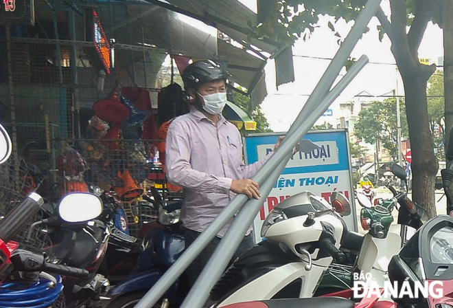 Người dân mua ống nhựa dẫn nước tại cửa hàng trên đường Nguyễn Lương Bằng (phường Hòa Khánh Bắc, quận Liên Chiểu) sáng 27-10. Ảnh: XUÂN SƠN