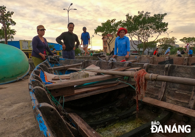  Son Tra District’s fishermen urgently taking their fishing gears ashore ahead of Molave’s arrival