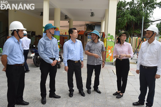 Bí thư Thành ủy Nguyễn Văn Quảng kiểm tra một điểm sơ tán dân tại phường Thọ Quang, quận Sơn Trà Ảnh: HOÀNG HIỆP