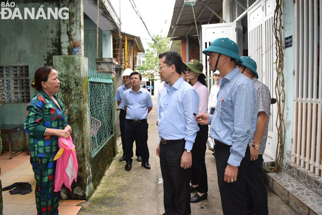 Bí thư Thành ủy Nguyễn Văn Quảng nhắc nhở một hộ dân tại phường Thọ Quang khẩn trương sơ tán đến nơi an toàn. Ảnh: HOÀNG HIỆP