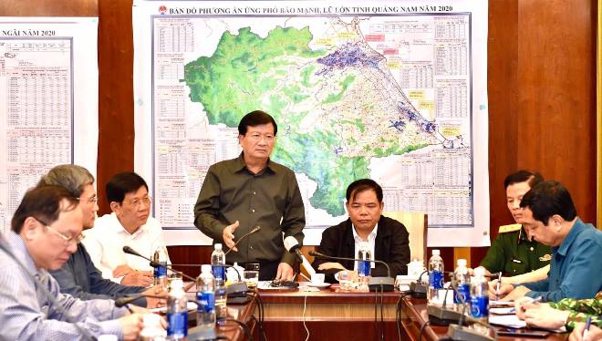 Phó Thủ tướng Trịnh Đình Dũng phát biểu chỉ đạo tại cuộc họp Ban Chỉ đạo tiền phương phòng chống bão số 9 tại Đà Nẵng vào tối 27-10. Ảnh: Tổng cục Phòng chống thiên tai/Đoàn Bắc.