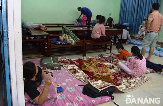 Residents taking shelter in a school located in Nai Hien Dong Ward, Son Tra District 