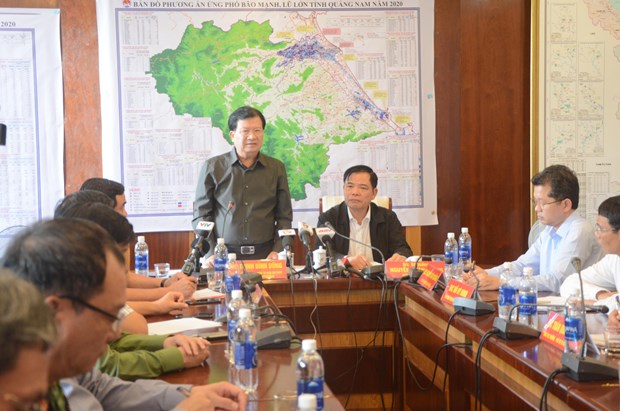 Deputy Prime Minister Trinh Dinh Dung (standing) speaks at the meeting of the steering committee for the Storm Molave response in Da Nang city on October 27 (Photo: VNA)