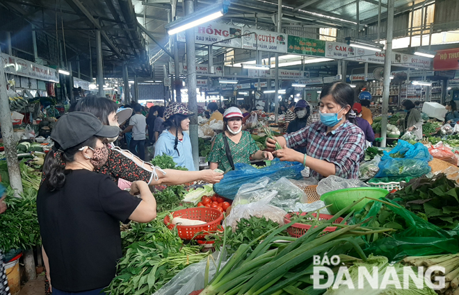 Sức mua các mặt hàng thực phẩm tại chợ Đống Đa tăng mạnh trong sáng 27-10.            Ảnh: KHÁNH HÒA