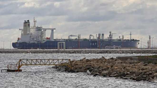 Tàu Atlantas chở 2 triệu thùng dầu thô của Iran cho nhà máy lọc dầu Polish Lotos neo đậu tại cảng dầu Naftoport ở Gdansk, Ba Lan. Việc Iran vận chuyển dầu đến Gdansk là kết quả của một thỏa thuận giữa Tập đoàn Lotus và Công ty Dầu khí Quốc gia Iran (NIOC). 				             Ảnh: Getty Images