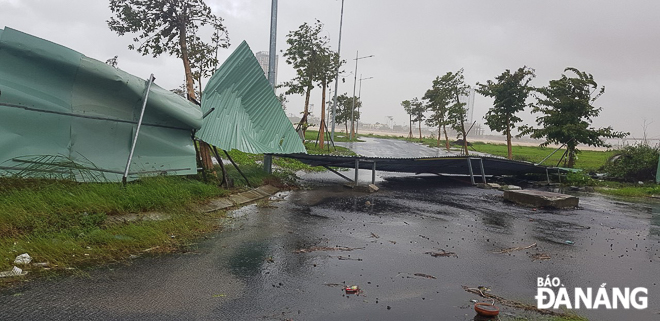 The corrugated iron fence knocked down by the strong winds in Son Tra District.