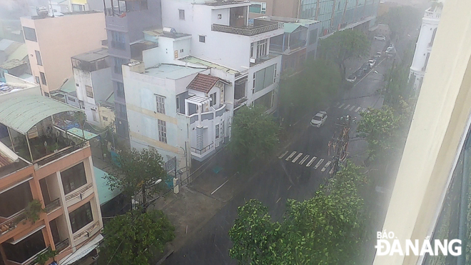 A section of Ly Thuong Kiet Street, Thach Thang Ward, Hai Chau District immersing in gales at 10am on Wednesday