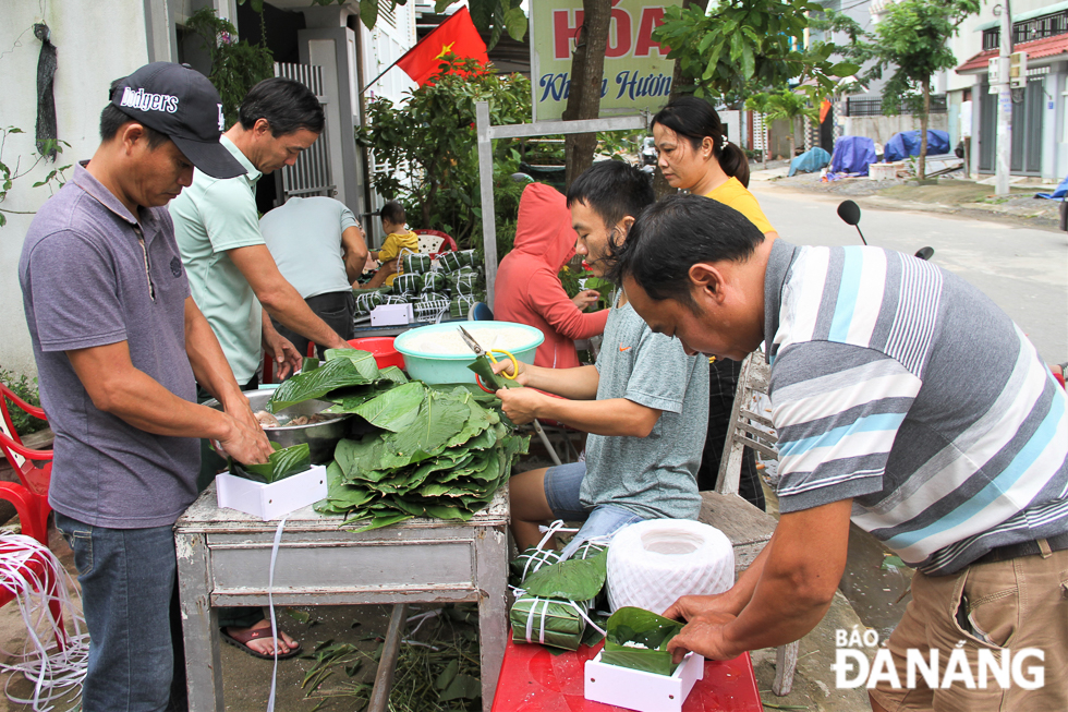 Inhabitants living on Khanh An 2 Street in Hoa Khanh Nam Ward, Lien Chieu District have immersed themselves in a bustling ambiance making ‘ banh chung’ for flood victims in the hard-hit localities. 