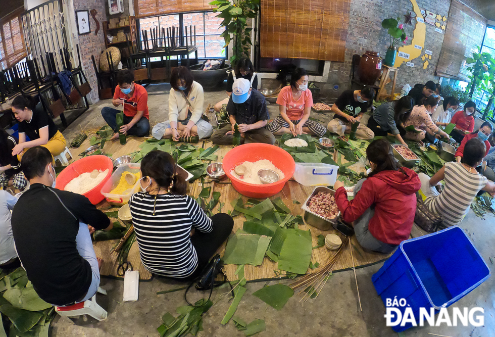 Many locals gathered in a restaurant on Nghinh Street, An Hai Bac Ward, Son Tra District to make ‘banh chung’.