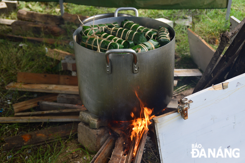 The making of ‘banh chung’ express the country's moral tradition of ‘la lanh dum la rach’ (The intact leaves protect tattered ones)