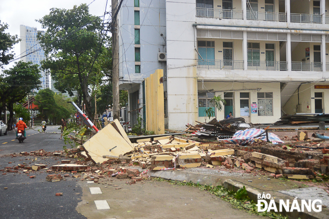 Phần tường rào của khuôn viên trụ sở cũ của Công an quận Hải Châu bị đổ sập. Ảnh: XUÂN SƠN