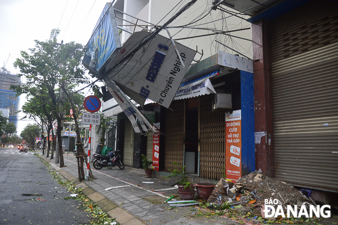 Gió lớn làm hư hại nhiều bảng quảng cáo. Ảnh chụp trên đường Nguyễn Thị Minh Khai. Ảnh: XUÂN SƠN