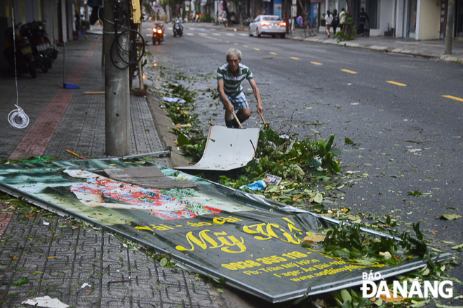 Người dân dọn dẹp vệ sinh đường phố sau bão. Ảnh: XUÂN SƠN