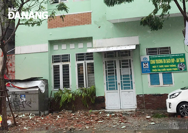 Tại Trường Tiểu học Trần Cao Vân, quận Thanh Khê (cơ sở 1), đường Lê Duẩn bị đổ 10m lam tường lan can trên tầng mái. Ảnh: NP