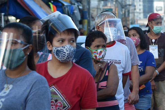 Người dân đeo khẩu trang phòng lây nhiễm COVID-19 tại Manila, Philippines. Ảnh: AFP/TTXVN