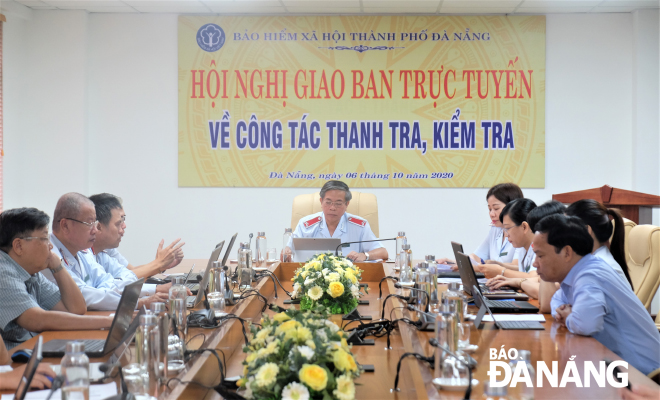 Giám đốc Bảo hiểm xã hội thành phố Đinh Văn Hiệp chủ trì hội nghị giao ban trực tuyến về công tác thanh tra, kiểm tra đầu tháng 10-2020. Ảnh: L.P