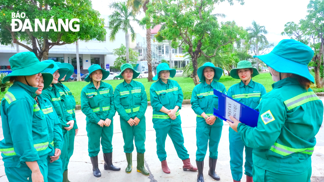 Bức ảnh dự thi của các nữ đoàn viên Công đoàn cơ sở Công ty Công viên Cây xanh Đà Nẵng trong trang phục lao động thu hút sự quan tâm, chia sẻ trên mạng xã hội facebook. Ảnh: TRÀ GIANG	