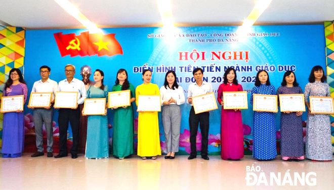 Cô giáo Nguyễn Thị Phương Lệ (thứ 4, từ phải sang) được tuyên dương, khen thưởng tại Hội nghị điển hình tiên tiến ngành Giáo dục thành phố.  Ảnh: NGỌC CHÂN	