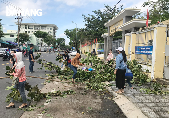 Các trường học nỗ lực tổng dọn vệ sinh sau khi bão số 9 đi qua để bảo đảm kịp thời cho học sinh đến trường vào sáng 30-10. Trong ảnh: Giáo viên Trường THCS Nguyễn Huệ (quận Hải Châu) dọn dẹp vệ sinh sau bão.