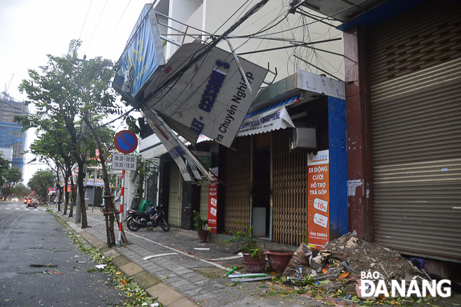  Many billboards along Nguyen Thi Minh Khai Streets damaged by heavy winds