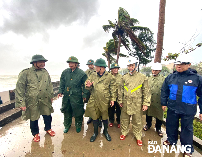 Deputy Prime Minister Trinh Dinh Dung (middle), Minister of Agriculture and Rural Development Nguyen Xuan Cuong (2nd , left ), Da Nang Party Committee Secretary Nguyen Van Quang (3rd, right) checking over the solidity of sea dyke along Nguyen Tat Thanh Street in Lien Chieu District Wednesday morning.