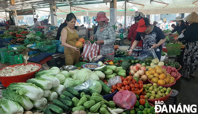 Ngay trong sáng 29-10, nhiều chợ dân sinh đã mở cửa hoạt động trở lại, nguồn hàng hóa duy trì lưu thông ổn định. TRONG ẢNH: Người dân mua sắm tại chợ Cẩm Lệ sáng 29-10. Ảnh: KHÁNH HÒA	