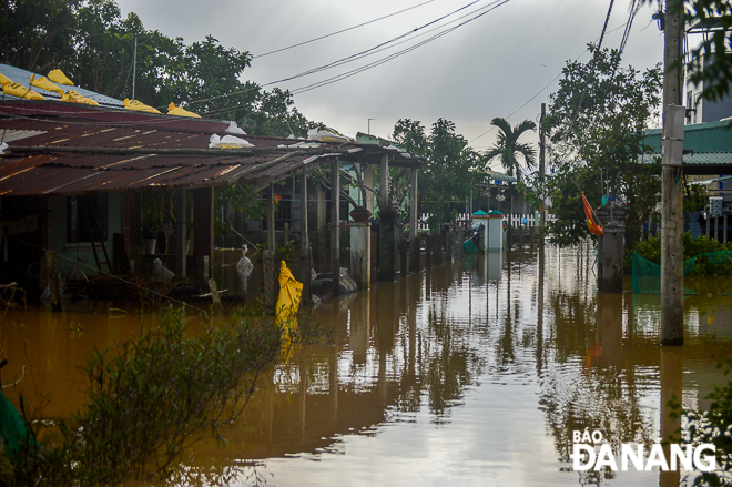  A residential area in La Bong village, Hoa Tien Commune was flooded on Thursday afternoon