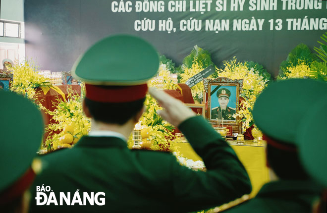 Tang lễ 13 cán bộ, chiến sĩ hy sinh khi đi cứu nạn ở Thủy điện Rào Trăng 3 được tổ chức tại Bệnh viện Quân y 268 (thành phố Huế, tỉnh Thừa Thiên Huế) ngày 18-10. Ảnh: LÊ HOÀNG NAM