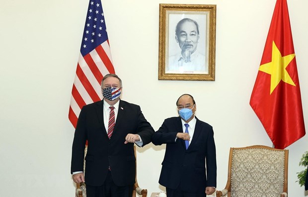 Prime Minister Nguyen Xuan Phuc (R) receives US Secretary of State Michael Pompeo (Source: VNA)