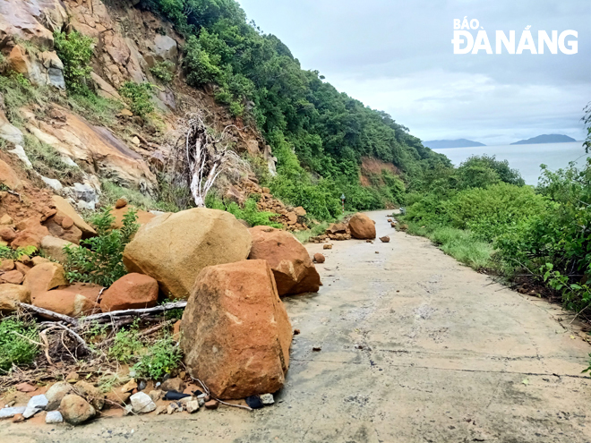 Một điểm sạt lở do mưa bão trên bán đảo Sơn Trà. (Ảnh chụp ngày 17-10-2020) Ảnh: THÀNH LÂN