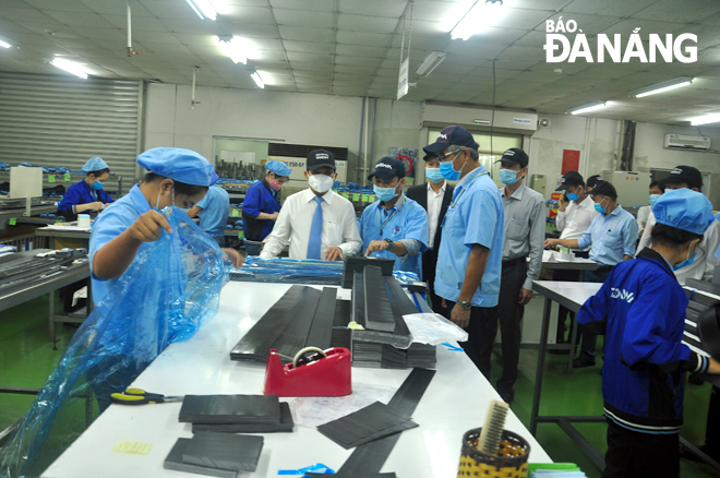 Chủ tịch HĐND thành phố Nguyễn Nho Trung (áo trắng) thăm xưởng sản xuất của Công ty TNHH Daiwa Việt Nam. Ảnh: THÀNH LÂN