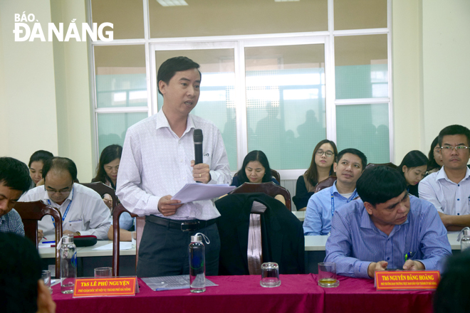 Phó Giám đốc Sở Nội vụ Lê Phú Nguyện tham gia phát biểu thảo luận tại hội thảo. Ảnh: T. HUY