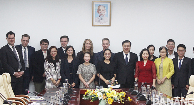 Da Nang People's Committee Chairman Huynh Duc Tho ( 4th, right, first row) meting his AmCham Viet Nam guests at the Friday reception