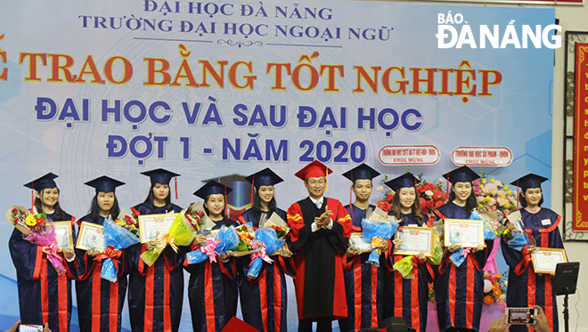 PGS.TS Trần Hữu Phúc, Hiệu trưởng Trường Đại học Ngoại ngữ (giữa) khen thưởng cho các tân sinh viên có thành tích xuất sắc. Ảnh: NGỌC PHÚ