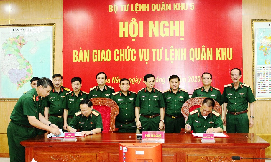 Thượng tướng Phan Văn Giang chứng kiến ký biên bản bàn giao chức vụ Tư lệnh Quân khu 5 giữa Trung tướng Nguyễn Long Cáng và Trung tướng Thái Đại Ngọc (người ngồi, bên trái). 
