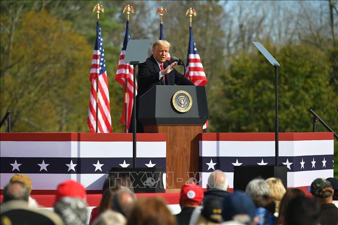 Tổng thống Mỹ Donald Trump vươn lên dẫn trước tại một số bang chiến địa