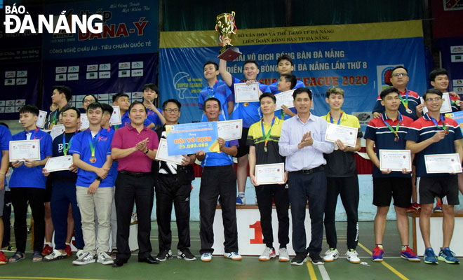 Đội Sơn Gỗ Công Hậu giành giải nhất Đồng đội giải Bóng bàn Đà Nẵng Super League 2020