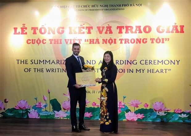 HUFO Chairwoman Nguyen Lan Huong (R) presents the first prize to Saleem Hammad from Palestine (Photo: VNA)