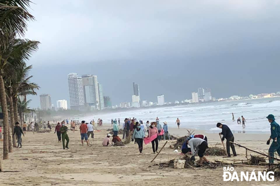 Hưởng ứng phong trào Ngày Chủ nhật xanh – sạch – đẹp, nhiều đơn vị, người dân đã ra quân dọn dẹp rác tại biển Mỹ Khê trong sáng 1-11. Ảnh: UBND phường Phước Mỹ.
