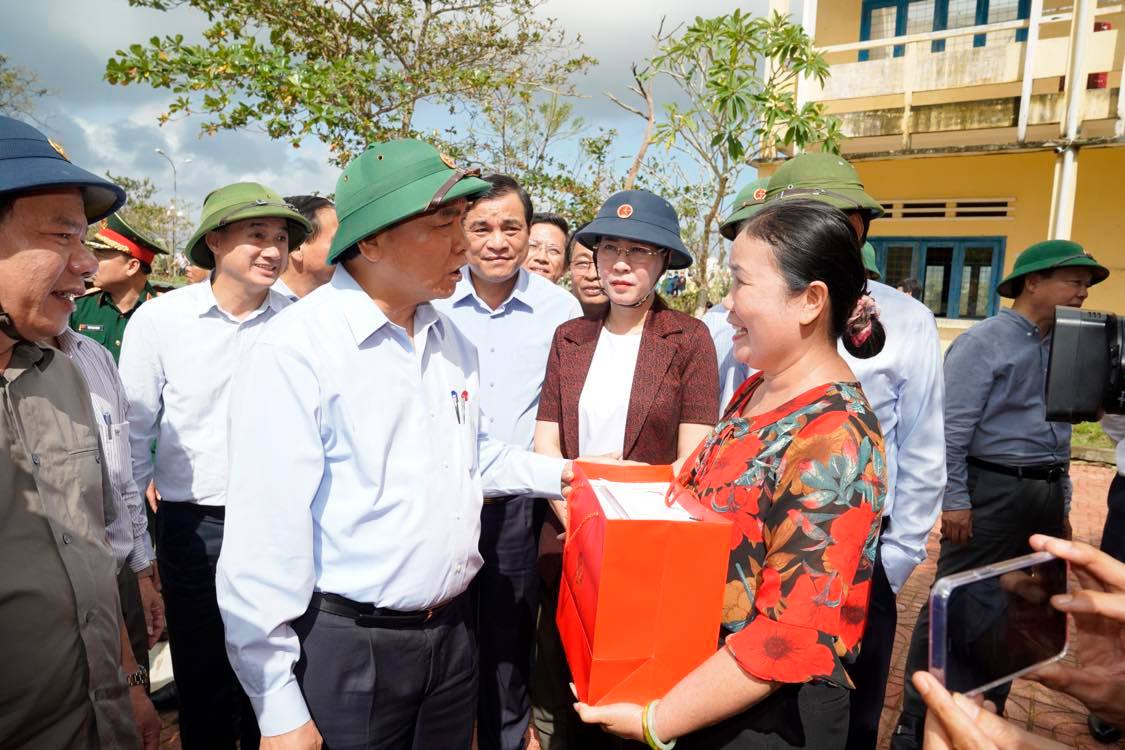 Thủ tướng Nguyễn Xuân Phúc thăm Trường THCS thị trấn Châu Ổ, Bình Sơn, Quảng Ngãi. Nói chuyện với các giáo viên và các cán bộ, chiến sĩ giúp trường khắc phục thiệt hại, Thủ tướng nhấn mạnh tinh thần làm sao để các em học simh đi học trở lại trong thời gian sớm nhất. Ảnh VGP/Quang Hiếu