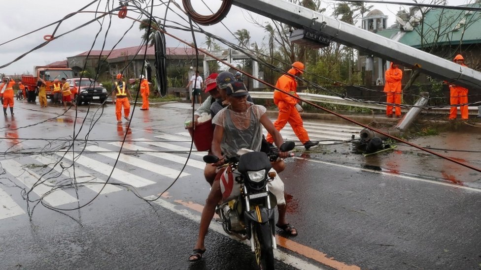 Bão Goni đổ vào đảo Luzon sáng 1-11. Ảnh: BBC