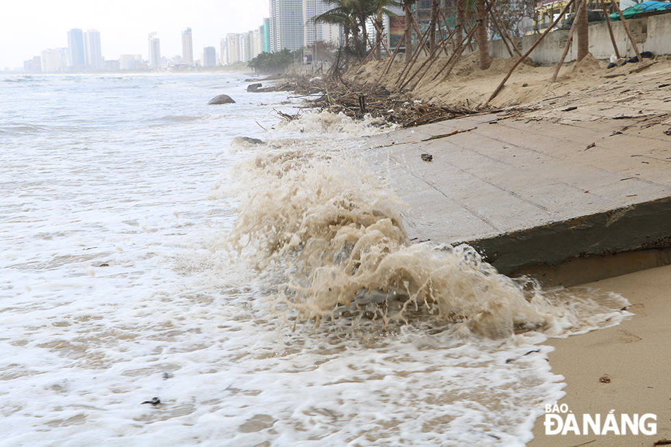  Sea waves continuously hitting embankments on Sunday morning, making the beaches at risk of potential coastal erosions